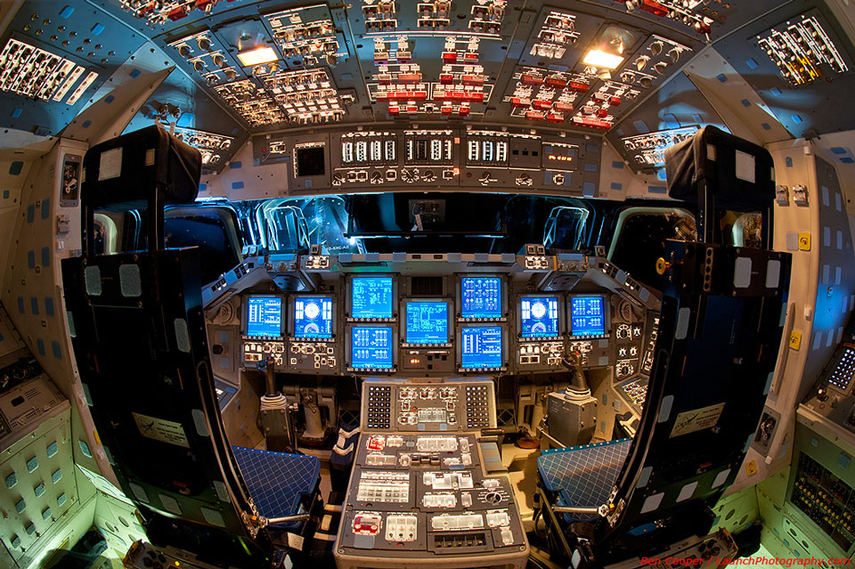 EndeavourFlightDeck_cooper_960.jpg