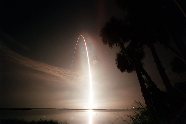 nightlaunch_sts104.jpg