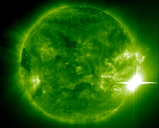 nov4flare_eit195_c1.jpg
