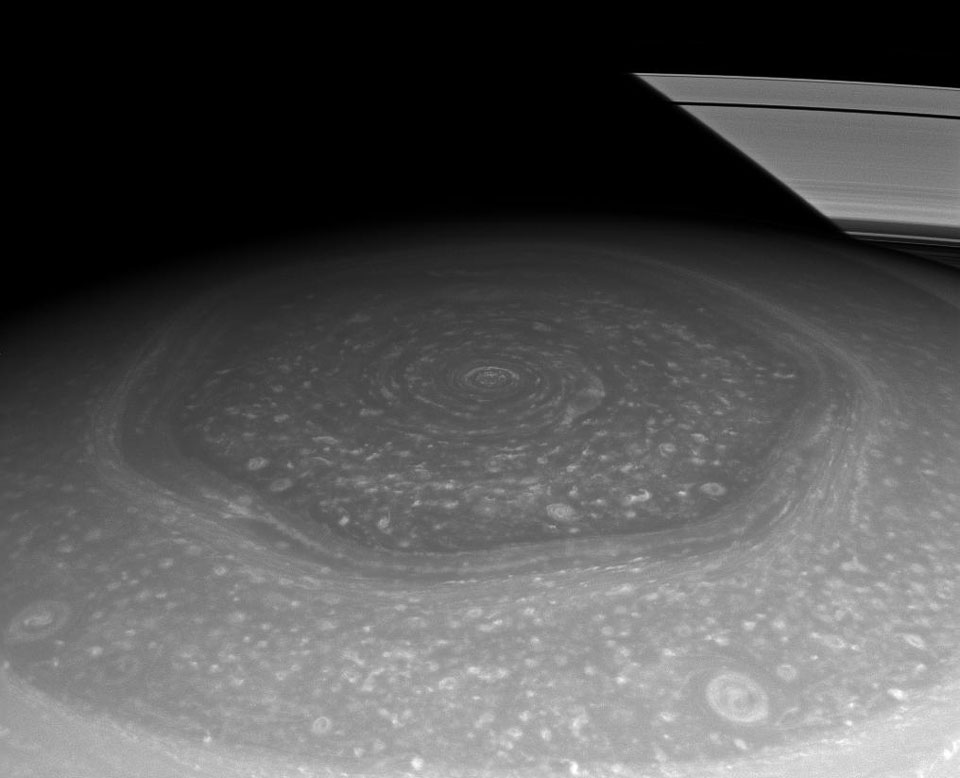 ringshexagon_cassini_960.jpg
